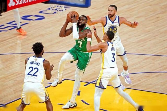 35岁法国裁判莱特西尔当选IFFHS年度最佳裁判